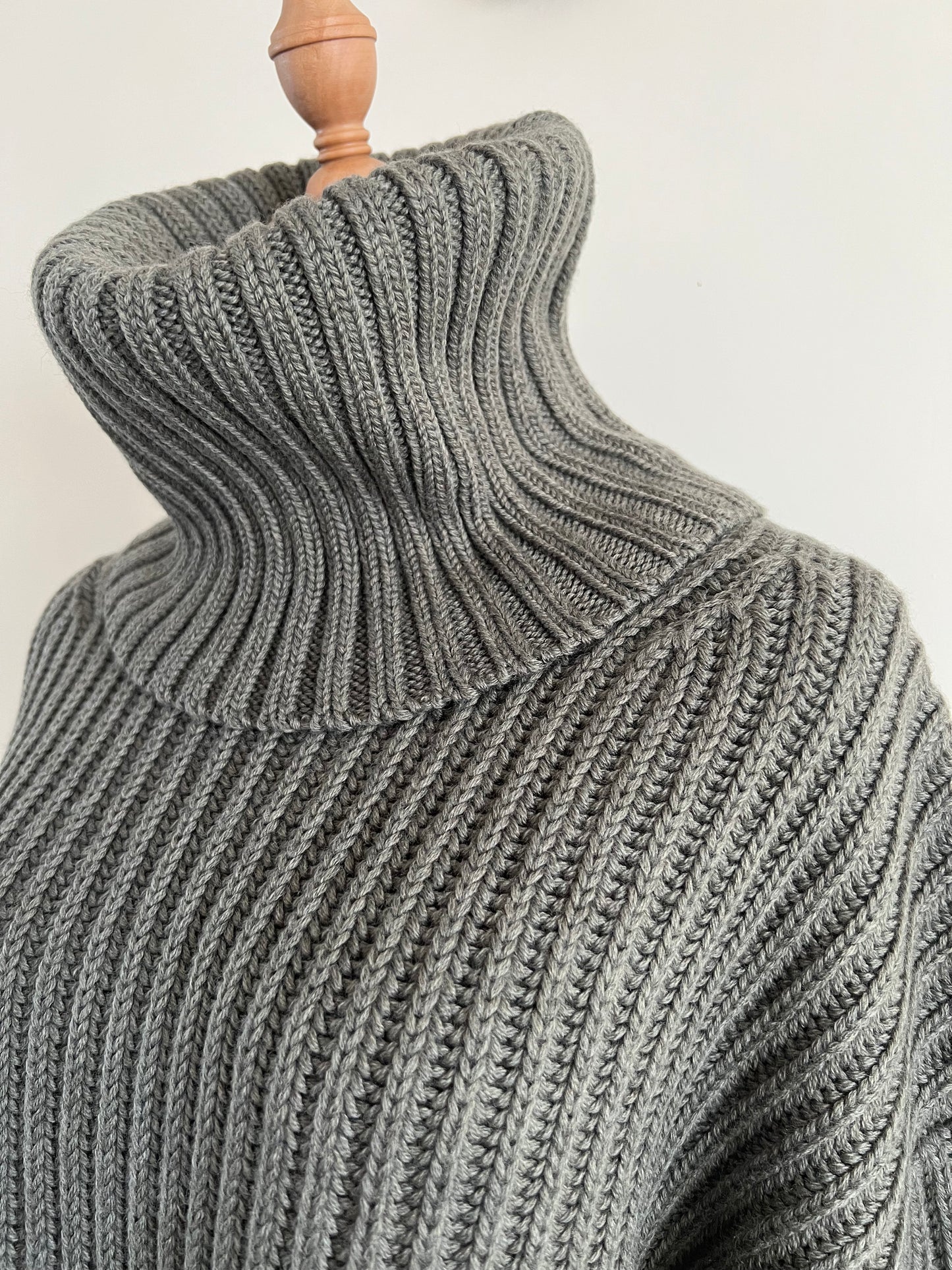 Guell Sweater (Oversized)