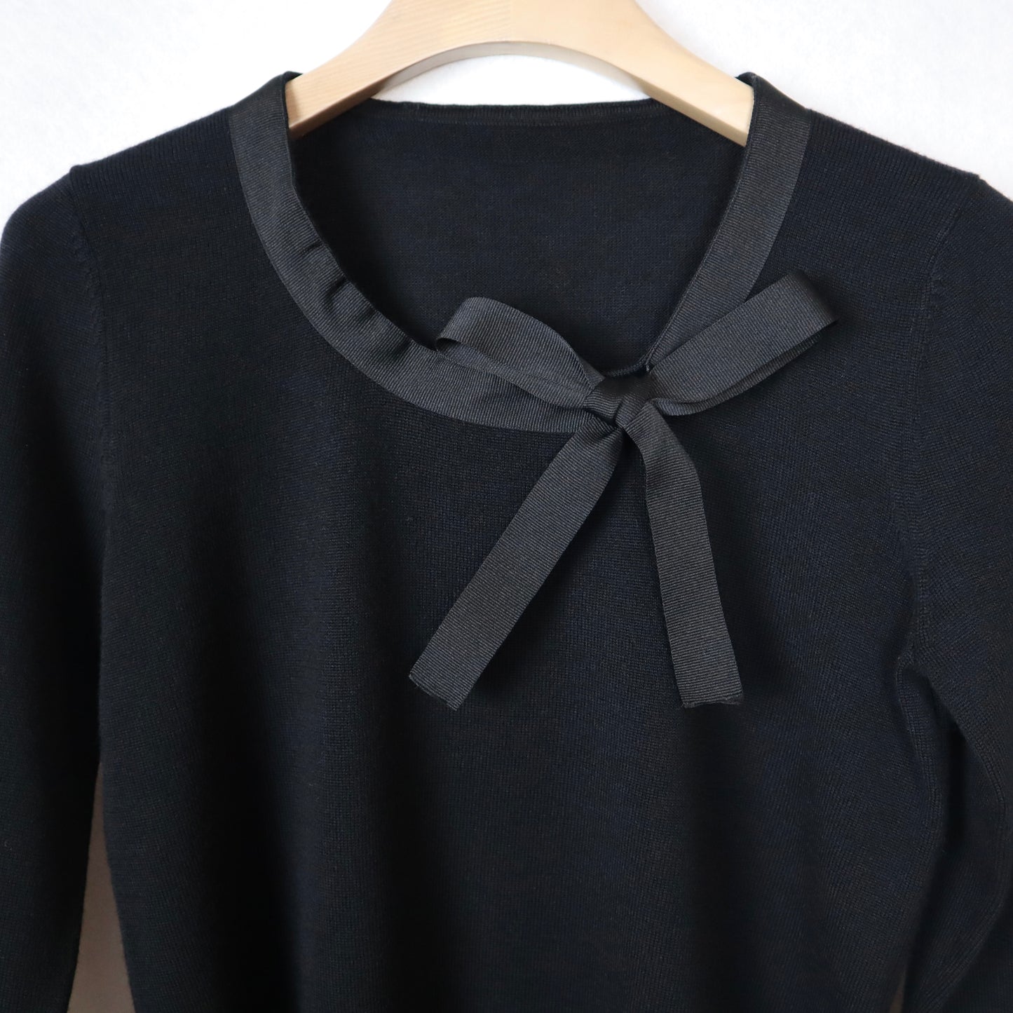 Round-Neck with Ribbon Sweater