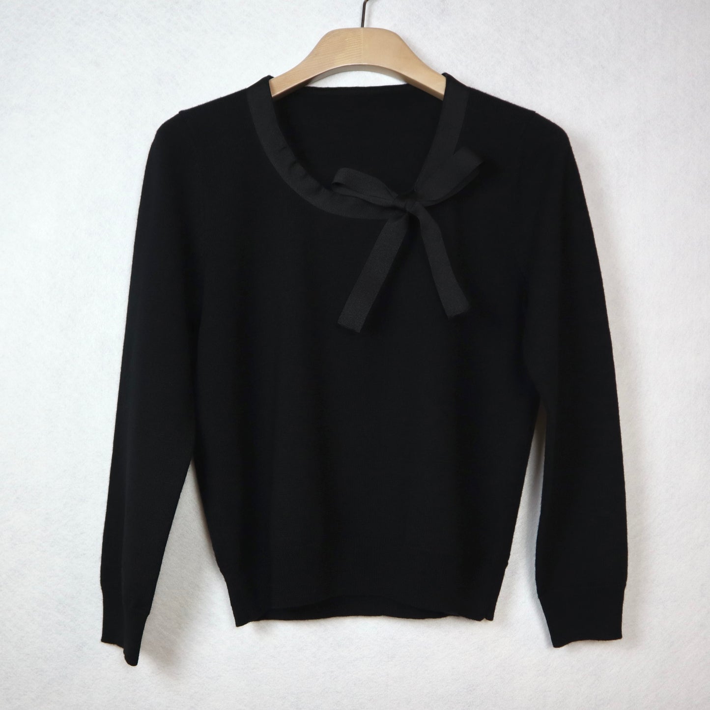 Round-Neck with Ribbon Sweater